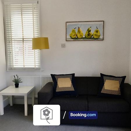 Netley Village Apartment By Your Stay Solutions Short Lets & Serviced Accommodation Netley Southampton With Free Wi-Fi Гамбл Екстер'єр фото